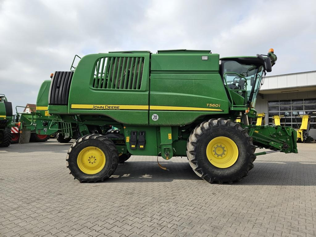 John Deere T560I - Combine harvester: picture 1 John Deere T560I - Combine harvester: picture 1
