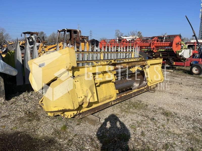 Combine harvester New Holland CLAYSON 1540: picture 12