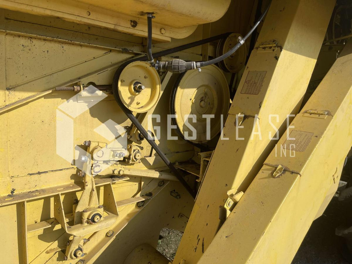 Combine harvester New Holland CLAYSON 1540: picture 21