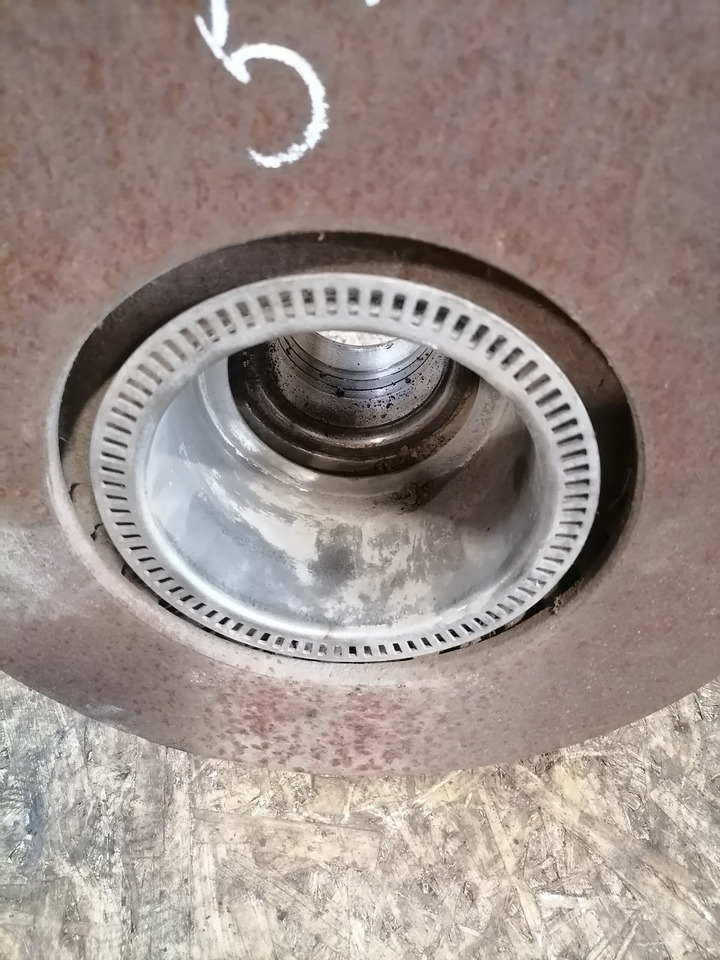 MB Atego truck with wheel hub A9703560301 - Universal part for Truck: picture 3 MB Atego truck with wheel hub A9703560301 - Universal part for Truck: picture 3