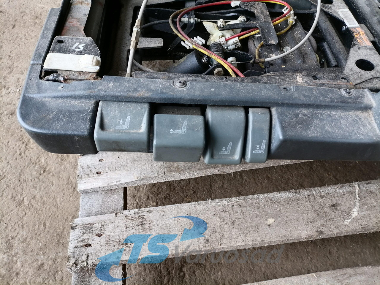 Renault Juhiiste 7485131006 - Seat for Truck: picture 4 Renault Juhiiste 7485131006 - Seat for Truck: picture 4