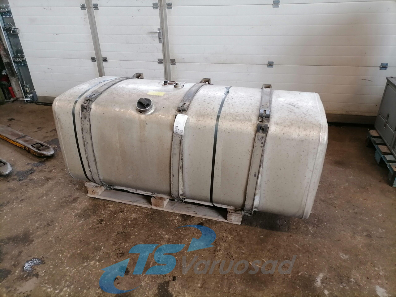 Scania Kütusepaak 700L 1517309 - Fuel tank for Truck: picture 1 Scania Kütusepaak 700L 1517309 - Fuel tank for Truck: picture 1