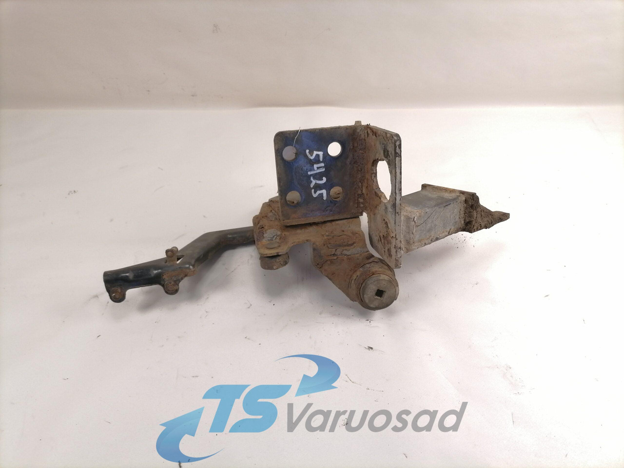 Volvo Bumper bracket 20499243 - Bumper for Truck: picture 1 Volvo Bumper bracket 20499243 - Bumper for Truck: picture 1