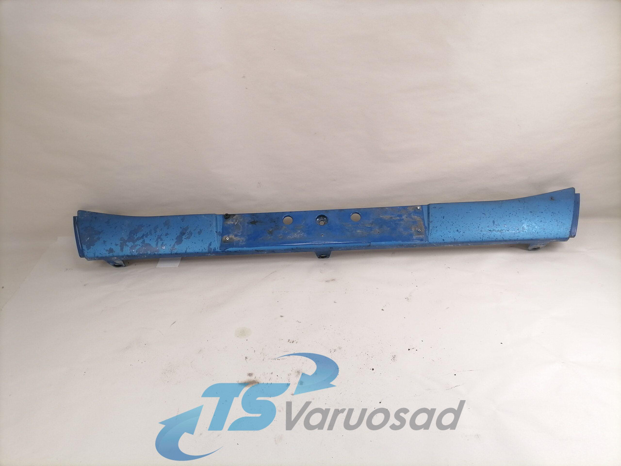 Volvo Front bumper cover plastic 82090733 - Aerodynamics/ Spoiler for Truck: picture 1 Volvo Front bumper cover plastic 82090733 - Aerodynamics/ Spoiler for Truck: picture 1