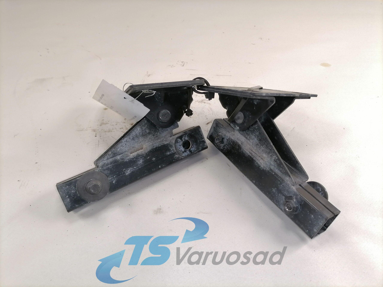 Volvo Kabiini tuulesuunaja kandur 82432175 - Aerodynamics/ Spoiler for Truck: picture 2 Volvo Kabiini tuulesuunaja kandur 82432175 - Aerodynamics/ Spoiler for Truck: picture 2