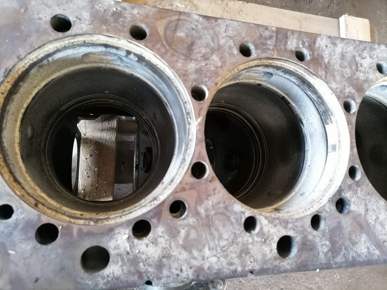 Volvo Mootoriplokk Volvo D13K420 1002133 - Engine and parts for Truck: picture 5 Volvo Mootoriplokk Volvo D13K420 1002133 - Engine and parts for Truck: picture 5