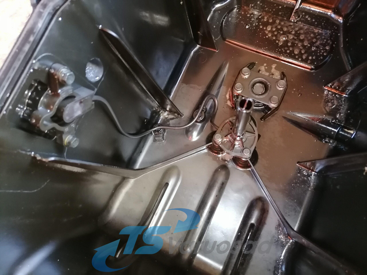 Volvo Oil sump 20493972 - Oil pan for Truck: picture 4 Volvo Oil sump 20493972 - Oil pan for Truck: picture 4