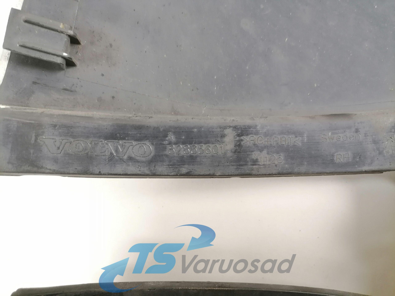 Volvo Plastikdetail 82835554 - Aerodynamics/ Spoiler for Truck: picture 3 Volvo Plastikdetail 82835554 - Aerodynamics/ Spoiler for Truck: picture 3