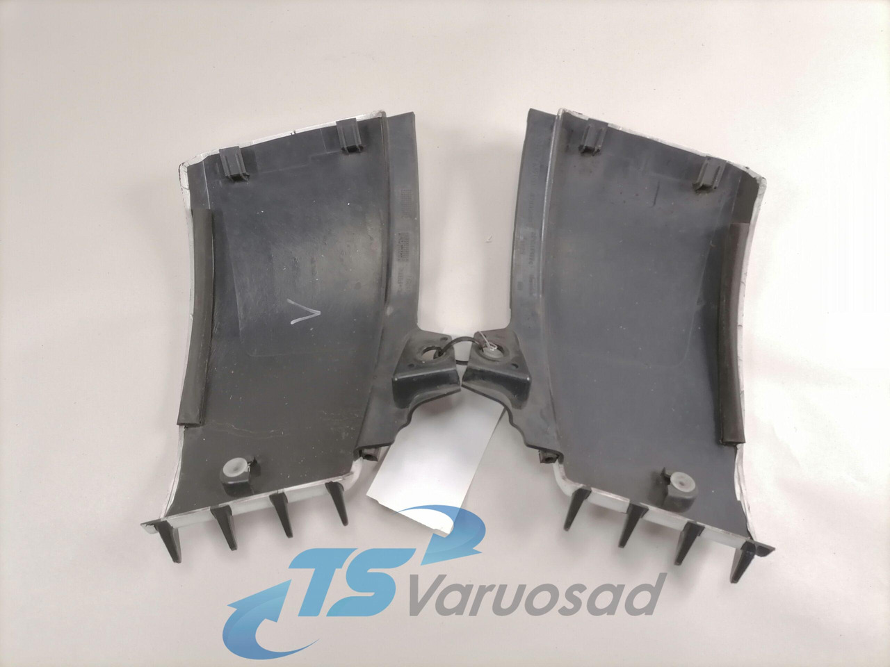 Volvo Plastikdetail 82835554 - Aerodynamics/ Spoiler for Truck: picture 2 Volvo Plastikdetail 82835554 - Aerodynamics/ Spoiler for Truck: picture 2