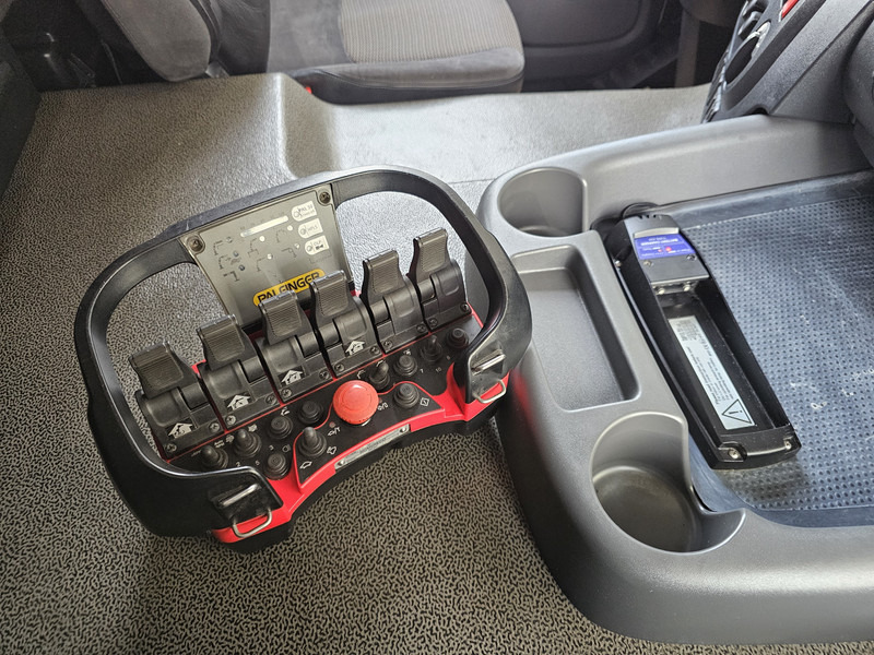 DAF CF 330 6x2 / PALFINGER CRANE / KRAN / CURTAIN - Crane truck: picture 3 DAF CF 330 6x2 / PALFINGER CRANE / KRAN / CURTAIN - Crane truck: picture 3