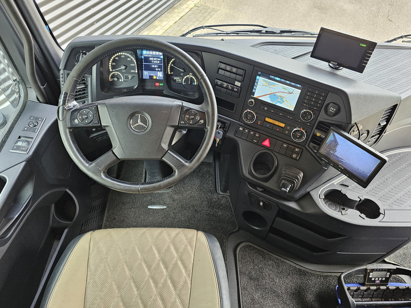 Interior photo 1: Tractor unit Mercedes-Benz Arocs 2658 6x4 / HMF 40 t/m - 21.3 mtr / WINCH