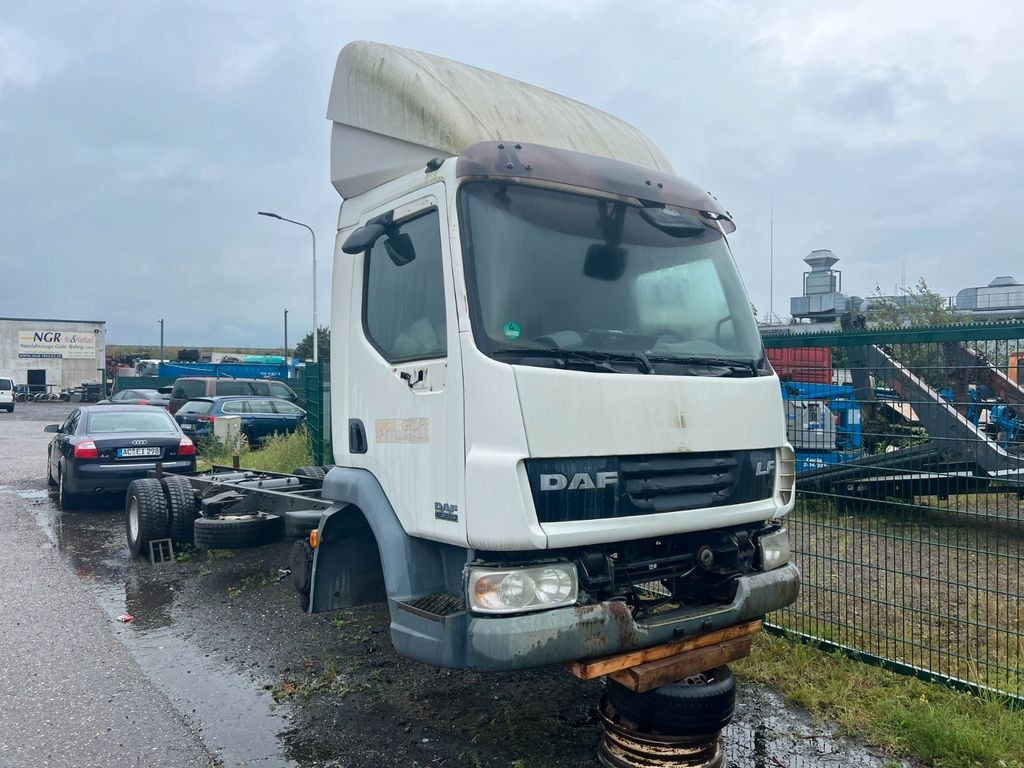 DAF LF 45.220 12 to. for PARTS no engine no gearbox! - Curtainsider truck: picture 4 DAF LF 45.220 12 to. for PARTS no engine no gearbox! - Curtainsider truck: picture 4