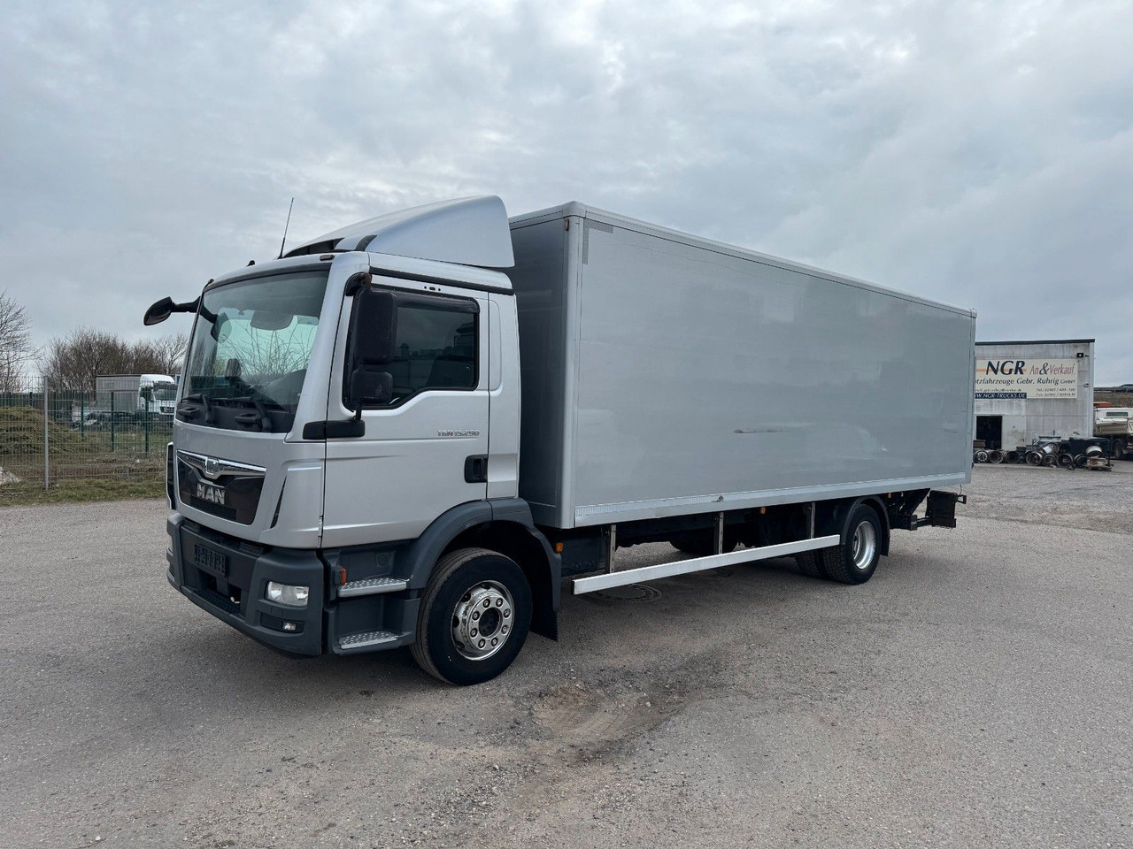 MAN 15.290 4X2 Koffer mit Hebebühne AHK - Box truck: picture 1 MAN 15.290 4X2 Koffer mit Hebebühne AHK - Box truck: picture 1