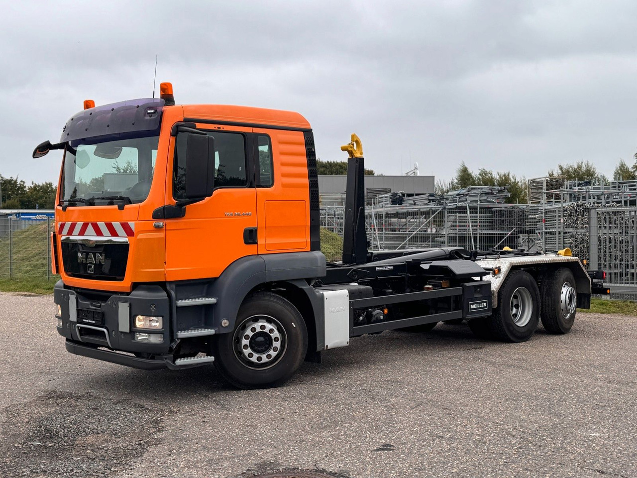 MAN 26.40 6X2 Meiller RK 20.70 mit Funk - Hook lift truck: picture 1 MAN 26.40 6X2 Meiller RK 20.70 mit Funk - Hook lift truck: picture 1