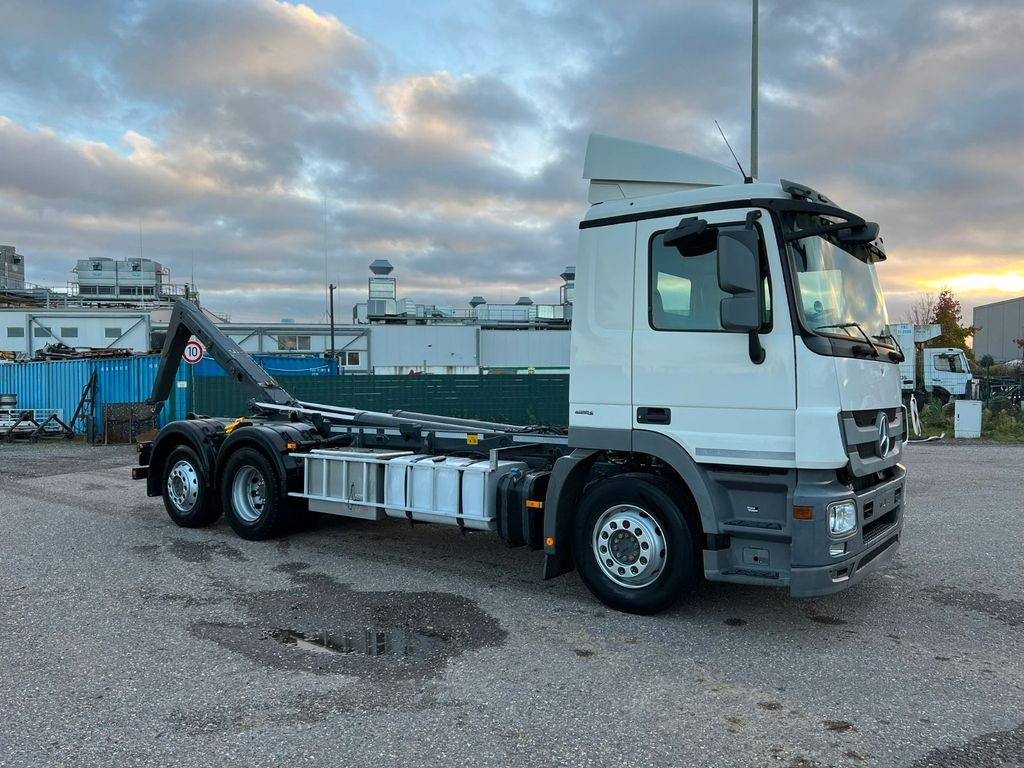 Mercedes-Benz 2541 6X2 Meiller Funk Zustand wie 200 tkm Mercedes-Benz 2541 6X2 Meiller RK 20.65 Funk | Top Zustand! - Hook lift truck: picture 3 Mercedes-Benz 2541 6X2 Meiller Funk Zustand wie 200 tkm Mercedes-Benz 2541 6X2 Meiller RK 20.65 Funk | Top Zustand! - Hook lift truck: picture 3