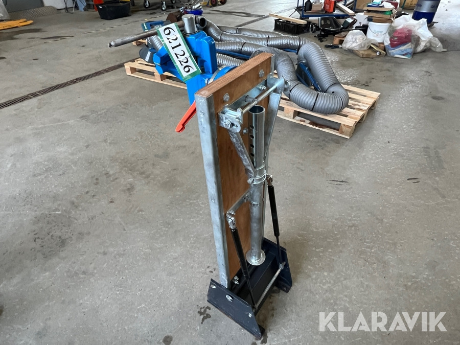 Bord med skruestik - Tool/ Equipment: picture 2 Bord med skruestik - Tool/ Equipment: picture 2