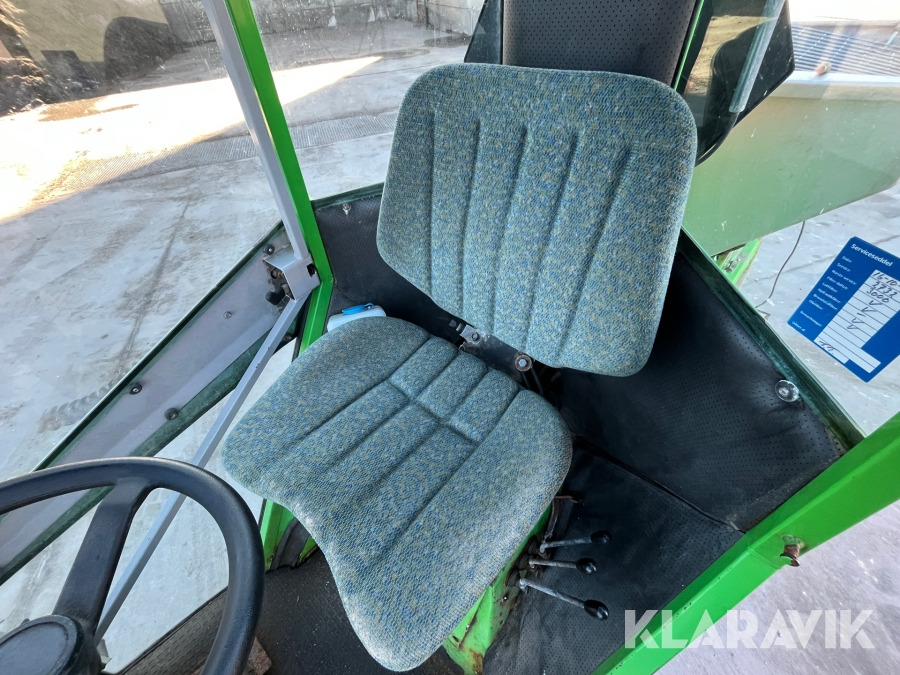 Municipal tractor Redskabsbærer Egholm 2100 med saltspreder: picture 12