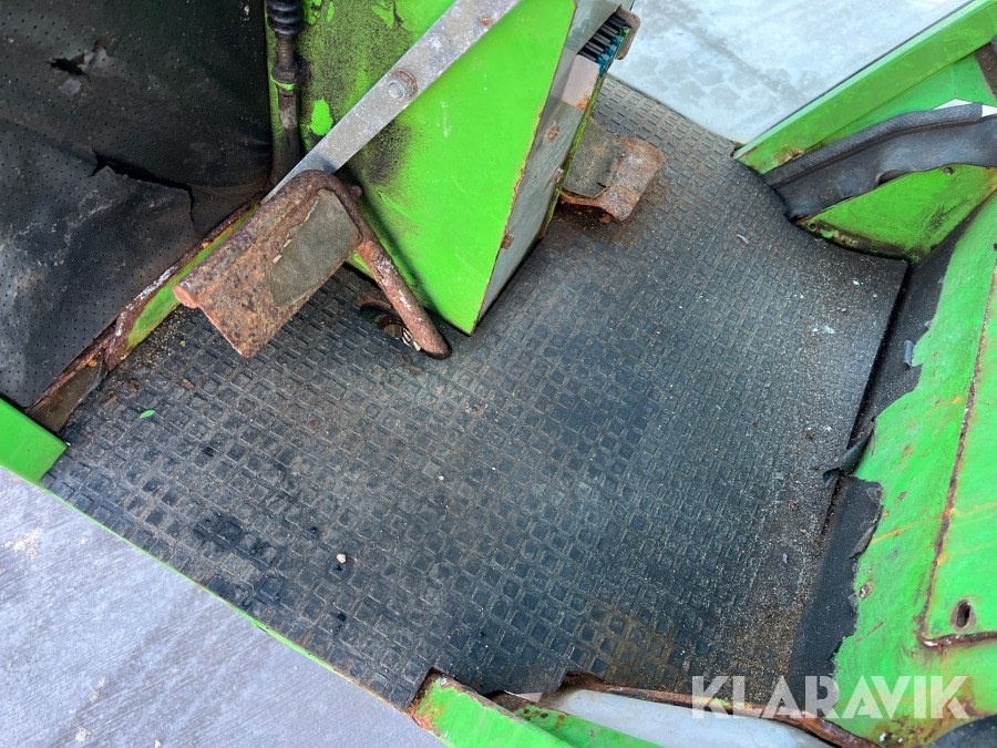 Municipal tractor Redskabsbærer Egholm 2100 med saltspreder: picture 10