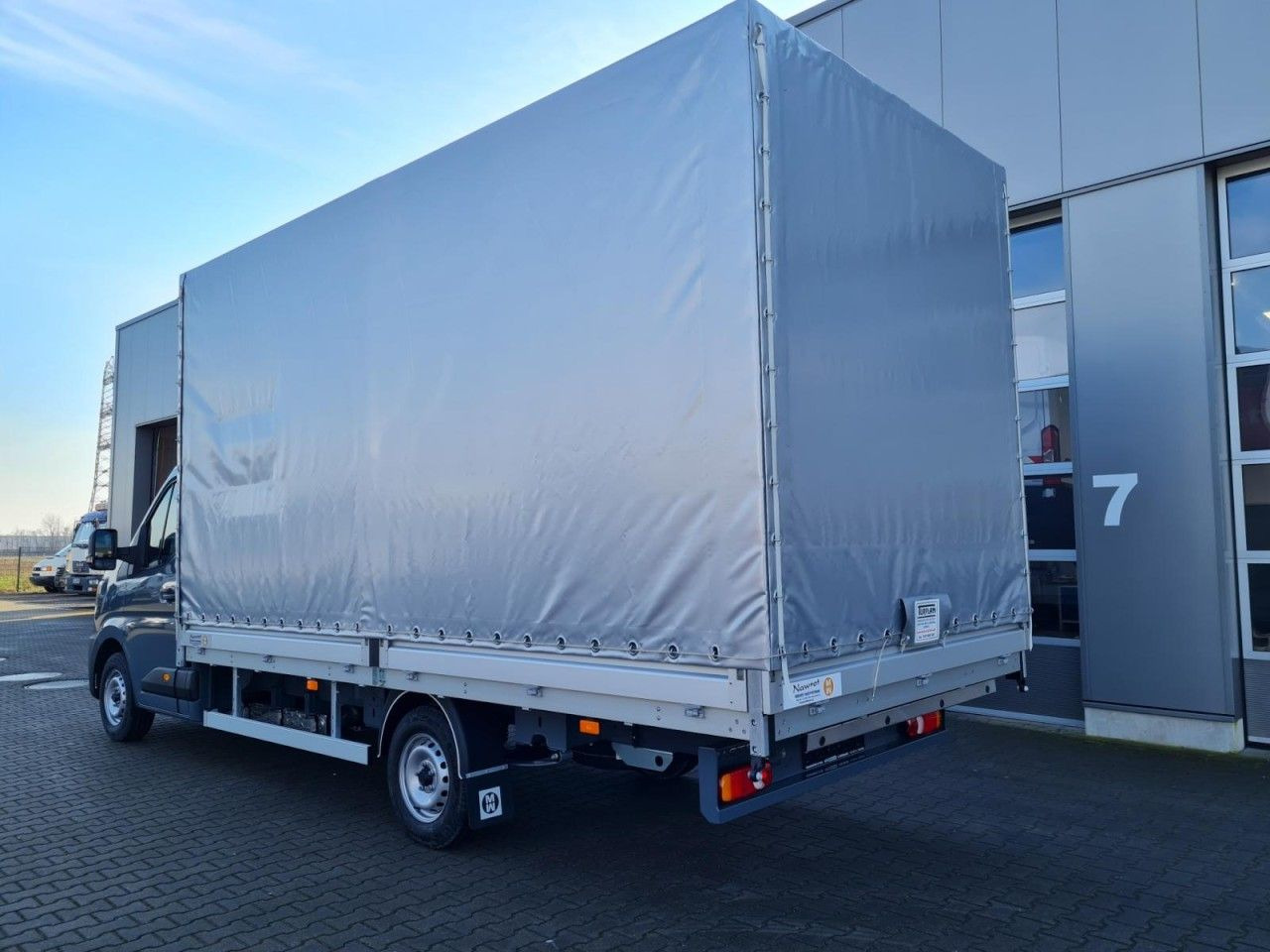 Renault New Master 35 Pritsche Plane 10 Paletten PDC TEM - Curtain side van: picture 4 Renault New Master 35 Pritsche Plane 10 Paletten PDC TEM - Curtain side van: picture 4