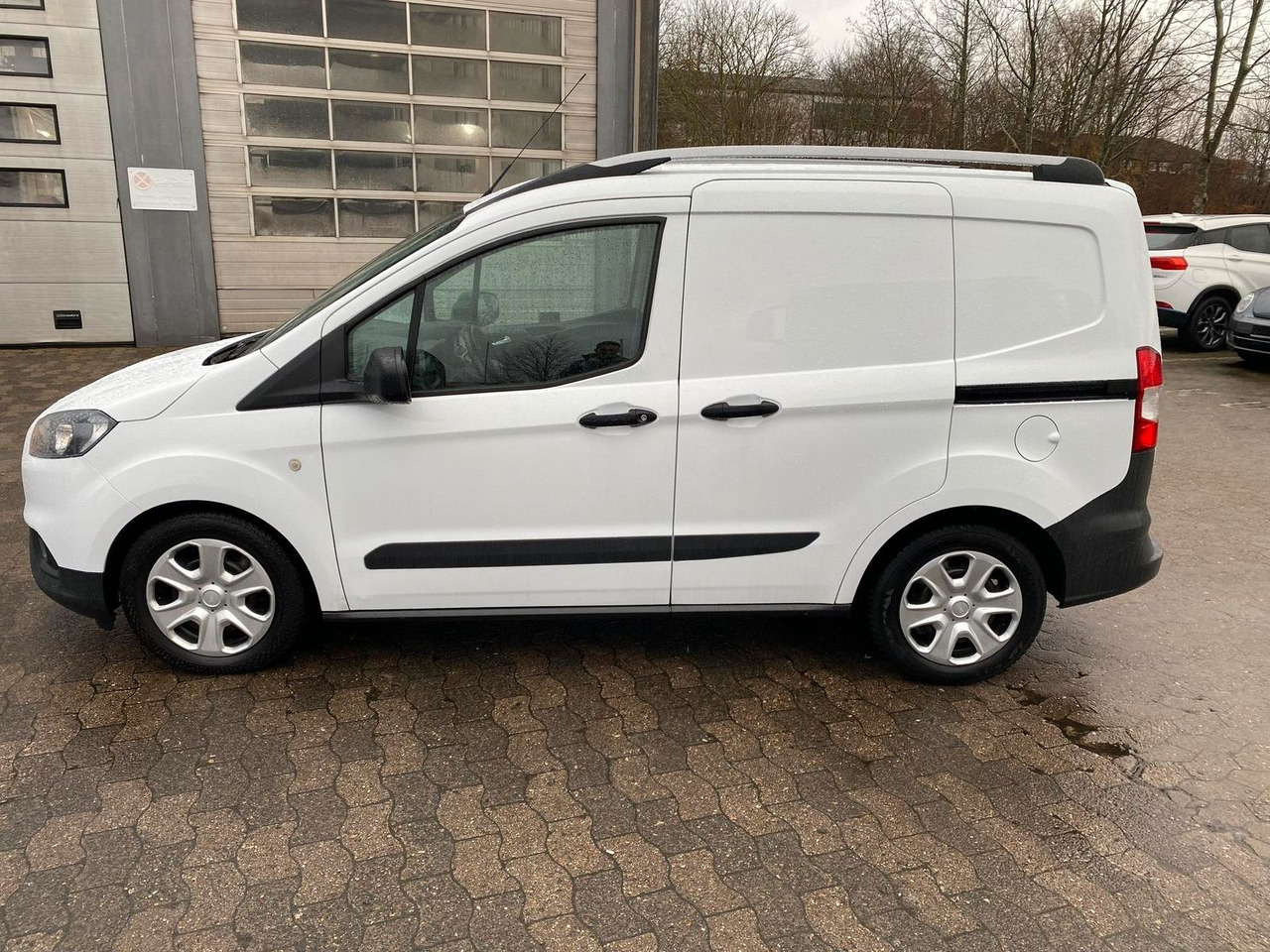 Ford Transit Courier 1.0 Trend Klima,AHK+Rückfahrk... - Passenger van: picture 3 Ford Transit Courier 1.0 Trend Klima,AHK+Rückfahrk... - Passenger van: picture 3