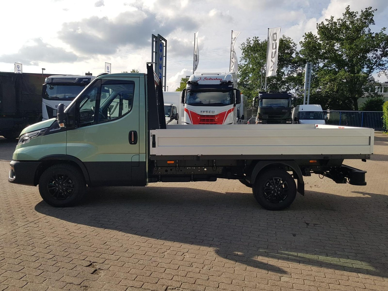 Iveco Daily 35S14HA8  Pritsche AHK 100 kW (136 PS),... - Flatbed van: picture 2 Iveco Daily 35S14HA8  Pritsche AHK 100 kW (136 PS),... - Flatbed van: picture 2
