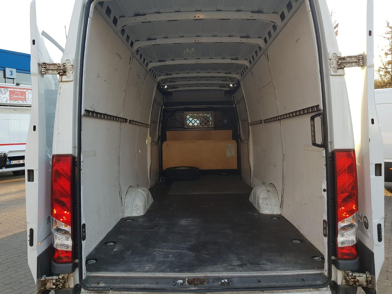 Iveco Daily 35S16SA8 V/P Klima, AHK, Rückfahrkamera... - Panel van: picture 4 Iveco Daily 35S16SA8 V/P Klima, AHK, Rückfahrkamera... - Panel van: picture 4