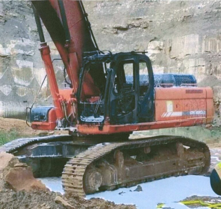 Doosan DX480 LC – excavator / Kettenbagger – Firedamage! - Crawler excavator: picture 1 Doosan DX480 LC – excavator / Kettenbagger – Firedamage! - Crawler excavator: picture 1