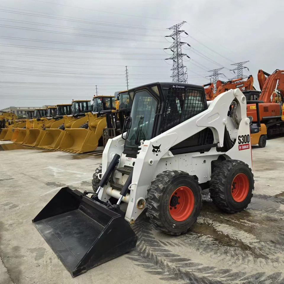 BOBCAT S300 - Skid steer loader: picture 2 BOBCAT S300 - Skid steer loader: picture 2