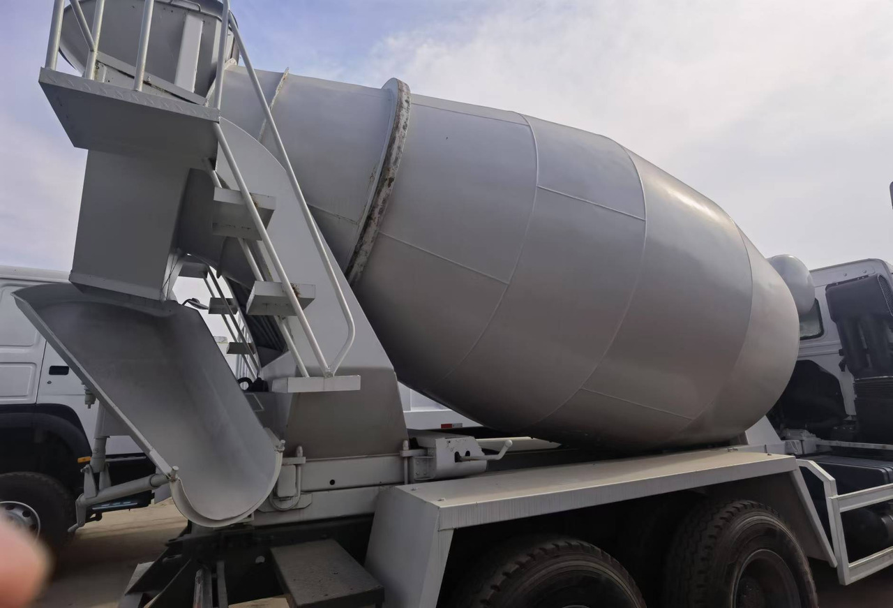 Sinotruk HOWO 371 Concrete mixer truck - Concrete mixer truck: picture 3 Sinotruk HOWO 371 Concrete mixer truck - Concrete mixer truck: picture 3