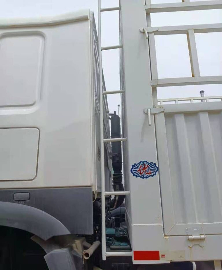 Sinotruk HOWO 6*4 - Dropside/ Flatbed truck: picture 3 Sinotruk HOWO 6*4 - Dropside/ Flatbed truck: picture 3