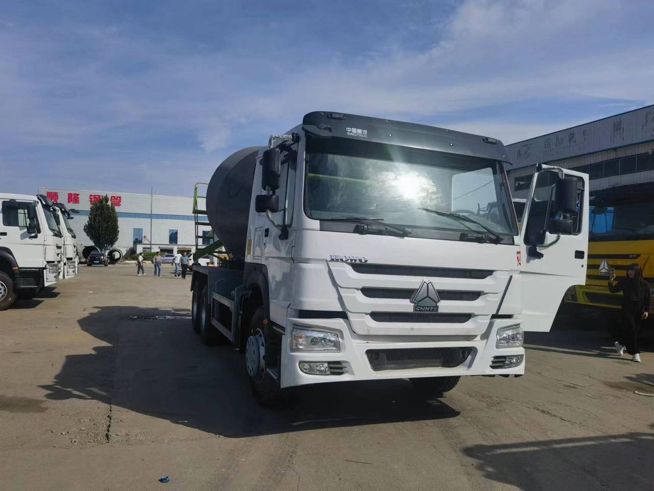 Sinotruk HOWO 6*4 Concrete mixer truck - Concrete mixer truck: picture 1 Sinotruk HOWO 6*4 Concrete mixer truck - Concrete mixer truck: picture 1