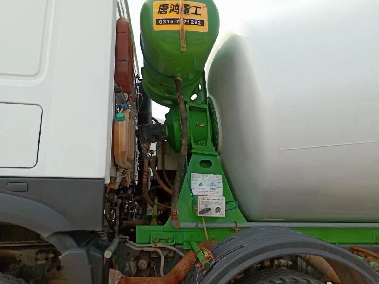 Sinotruk HOWO 8*4 Concrete mixer truck - Concrete mixer truck: picture 4 Sinotruk HOWO 8*4 Concrete mixer truck - Concrete mixer truck: picture 4