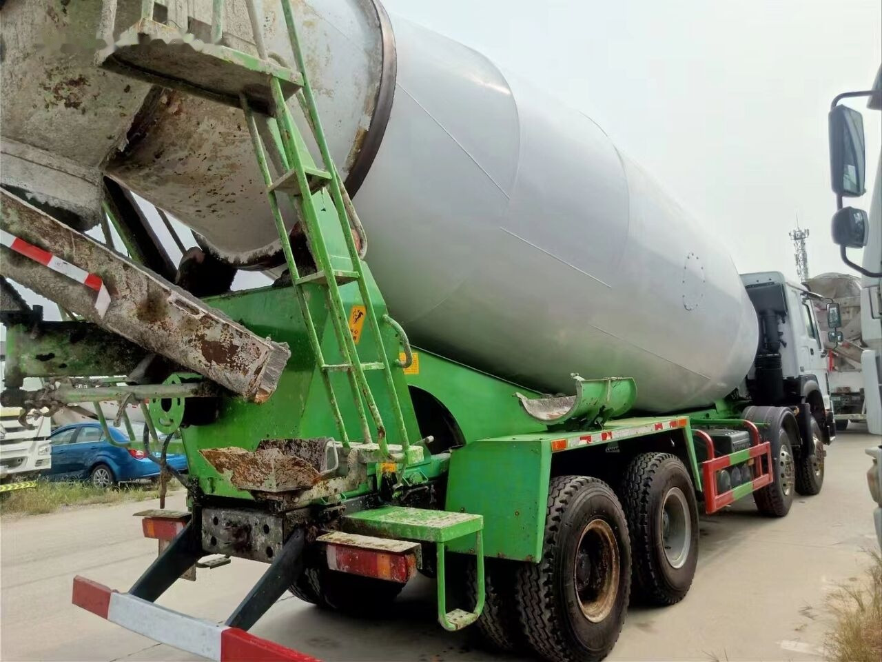 Sinotruk HOWO 8*4 Concrete mixer truck - Concrete mixer truck: picture 3 Sinotruk HOWO 8*4 Concrete mixer truck - Concrete mixer truck: picture 3