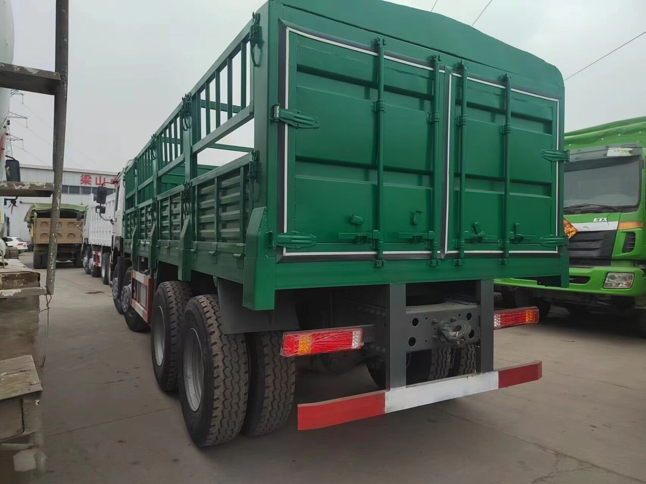 Sinotruk HOWO 8*4 Fence Truck - Dropside/ Flatbed truck: picture 4 Sinotruk HOWO 8*4 Fence Truck - Dropside/ Flatbed truck: picture 4