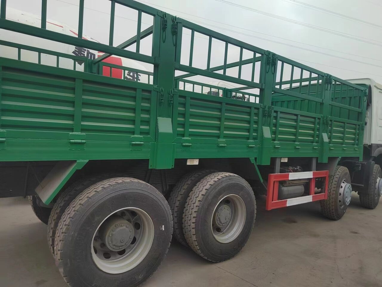 Sinotruk HOWO 8*4 Fence Truck - Dropside/ Flatbed truck: picture 5 Sinotruk HOWO 8*4 Fence Truck - Dropside/ Flatbed truck: picture 5