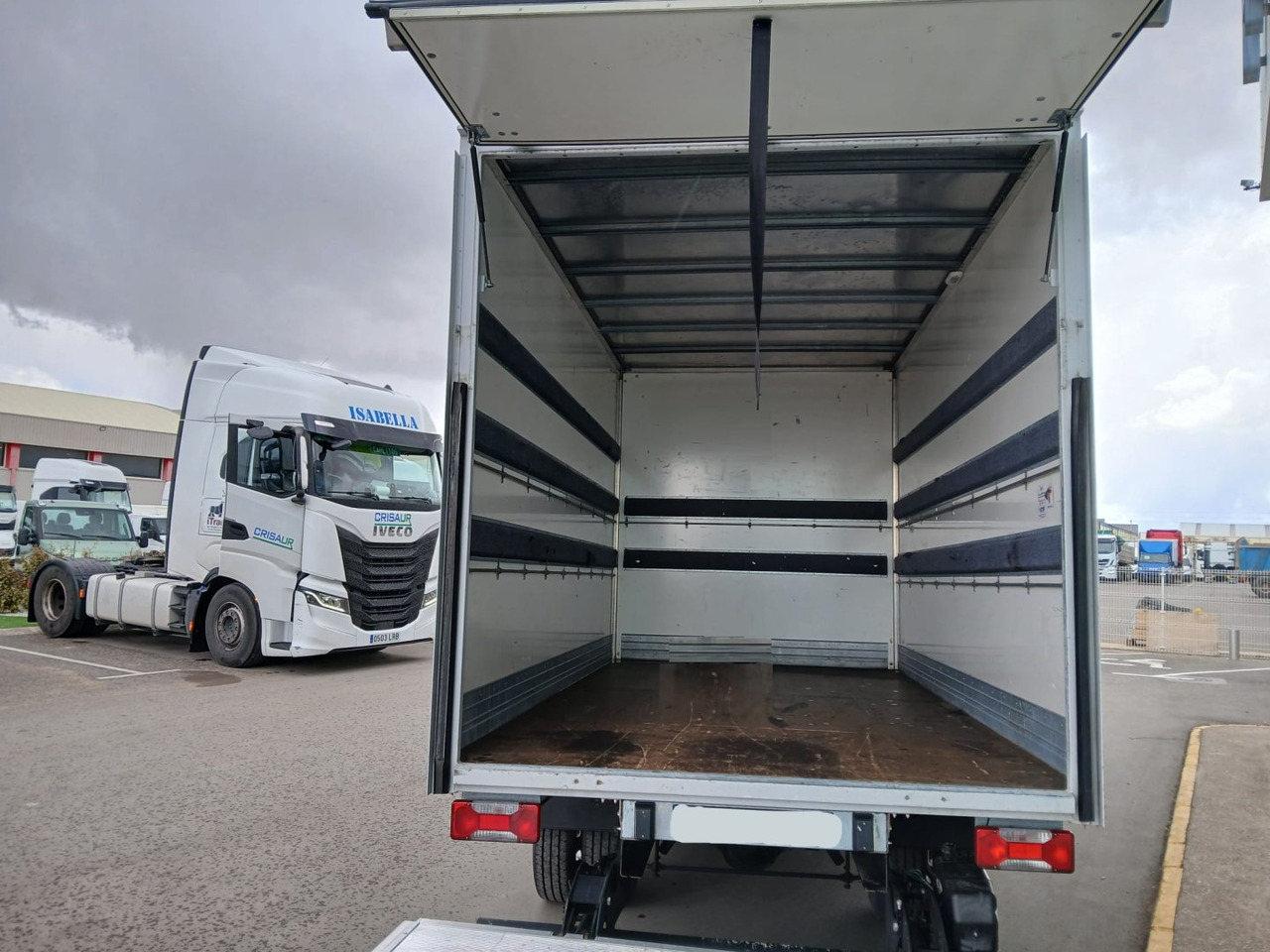 Caja cerrada con plataforma elevadora IVECO 35C16 20m3 Automática - Box van: picture 5 Caja cerrada con plataforma elevadora IVECO 35C16 20m3 Automática - Box van: picture 5