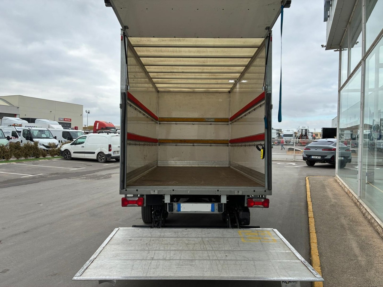 Caja cerrada con plataforma elevadora IVECO 35C16 20m3 Automática - Box van: picture 5 Caja cerrada con plataforma elevadora IVECO 35C16 20m3 Automática - Box van: picture 5