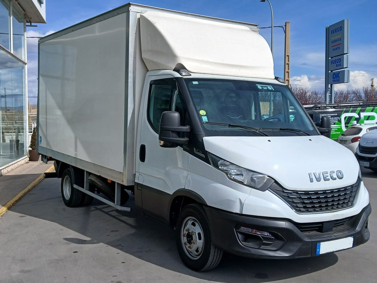 Caja cerrada con plataforma elevadora IVECO 35C16 20m3 - Box van: picture 3 Caja cerrada con plataforma elevadora IVECO 35C16 20m3 - Box van: picture 3