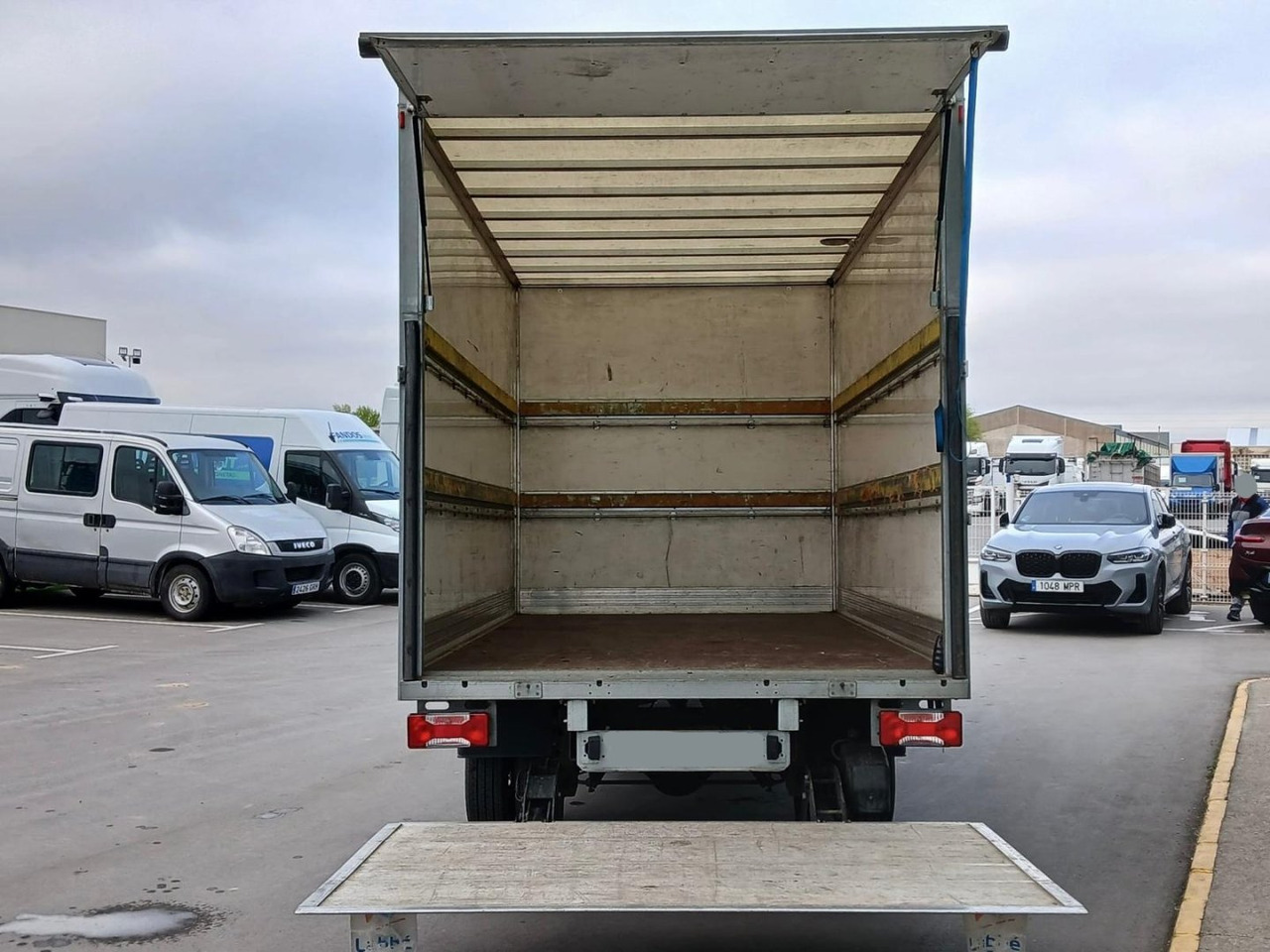 Caja cerrada con plataforma elevadora IVECO 35C16 20m3 - Box van: picture 5 Caja cerrada con plataforma elevadora IVECO 35C16 20m3 - Box van: picture 5