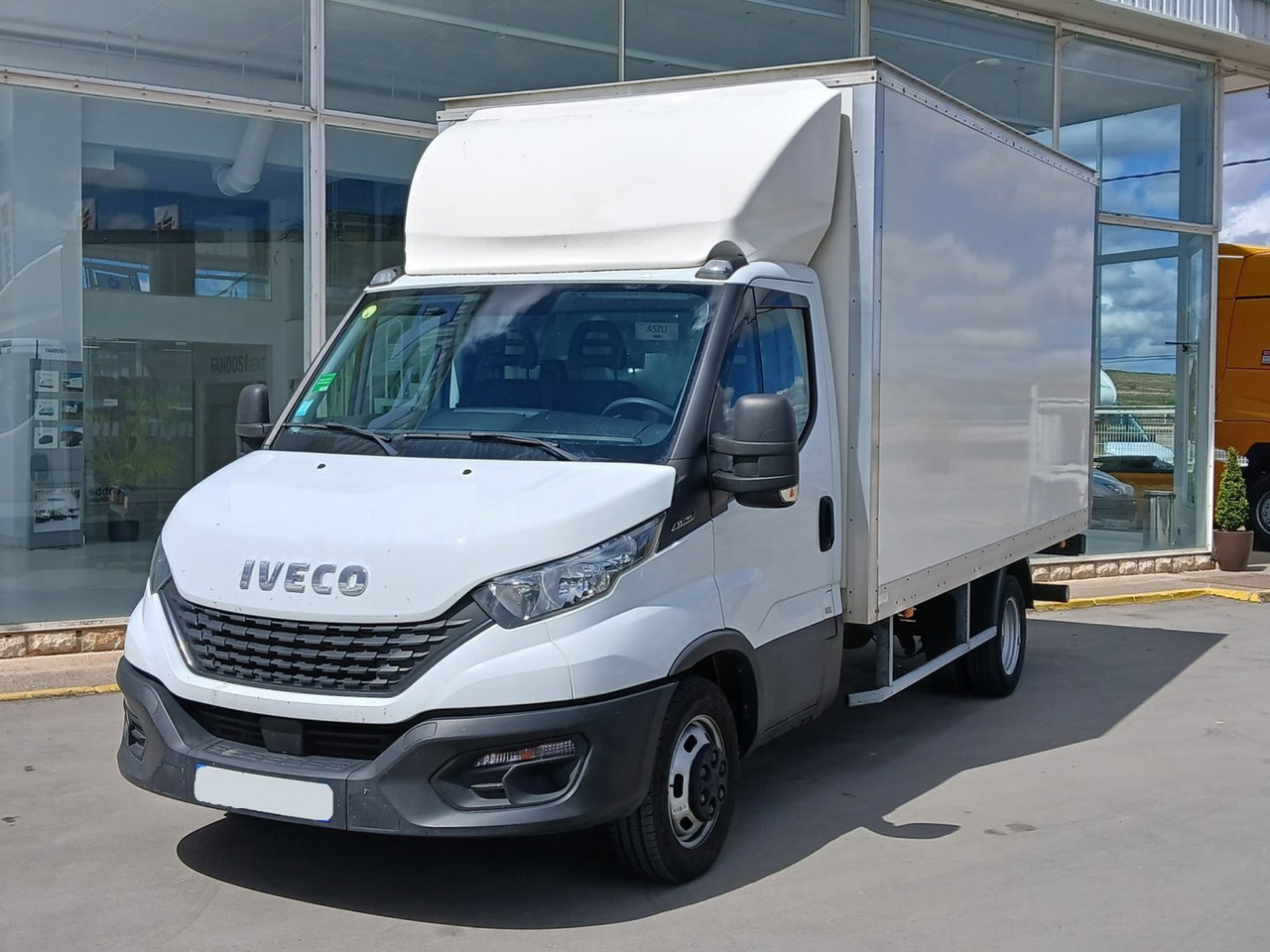 Caja cerrada con plataforma elevadora IVECO 35C16 20m3 - Box van: picture 1 Caja cerrada con plataforma elevadora IVECO 35C16 20m3 - Box van: picture 1