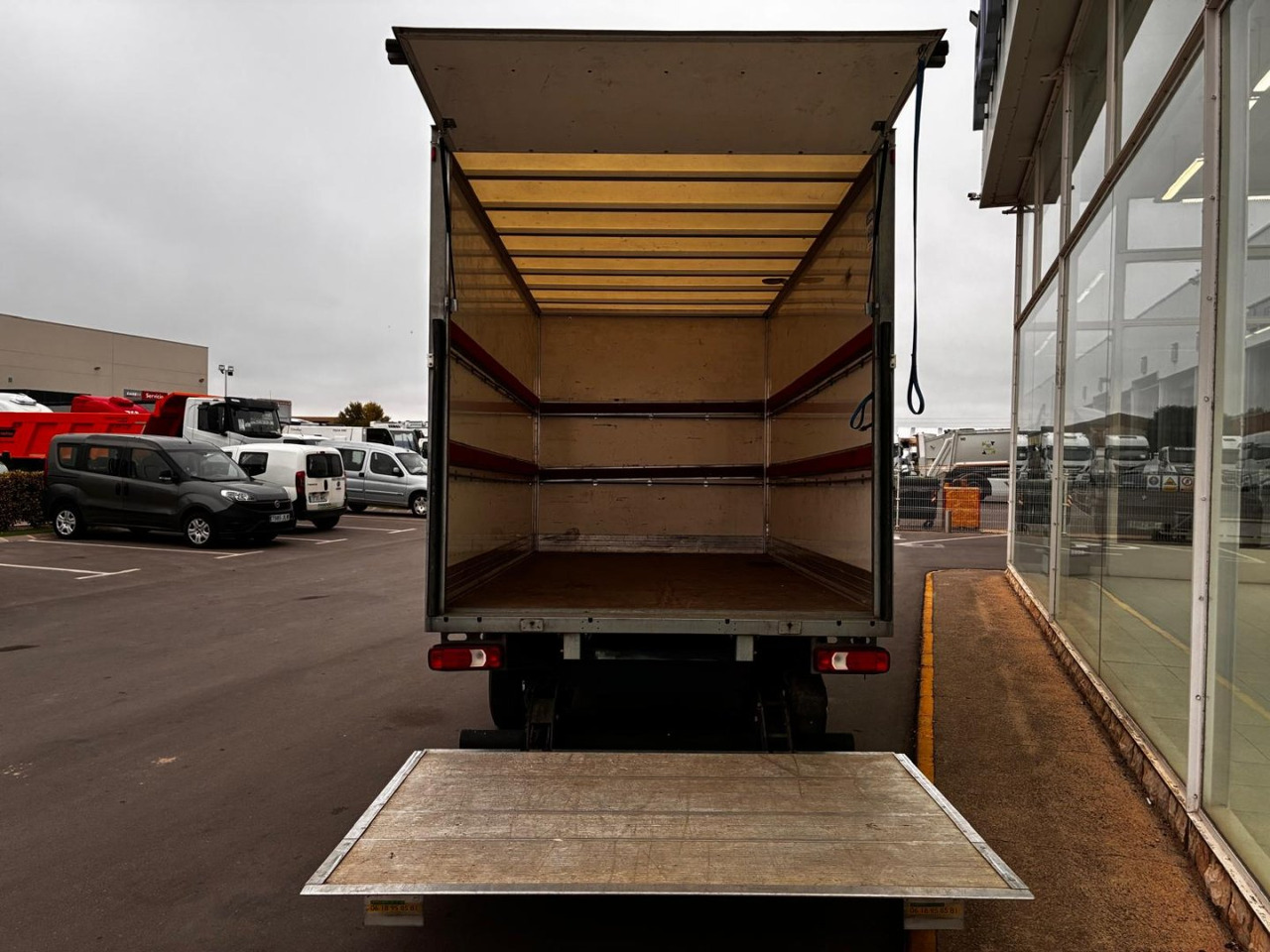 Caja cerrada con plataforma elevadora IVECO 35C16 3.0 20m3 - Box van: picture 5 Caja cerrada con plataforma elevadora IVECO 35C16 3.0 20m3 - Box van: picture 5