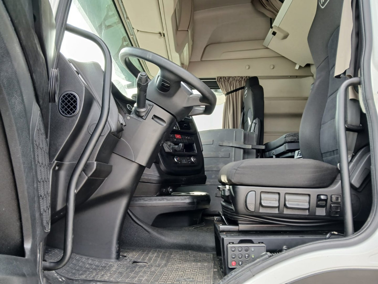 Cabeza Tractora IVECO 460 AUTOMATICO INTARDER ADR - Tractor unit: picture 5 Cabeza Tractora IVECO 460 AUTOMATICO INTARDER ADR - Tractor unit: picture 5