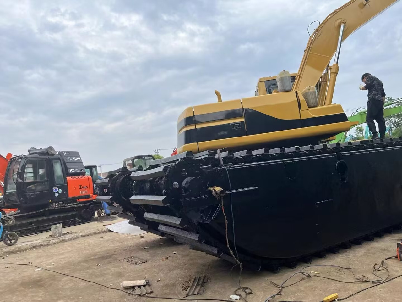 CAT 320BL 320CL 320D2L 18 meter extended arm Customizable Dredger - Amphibious excavator: picture 2 CAT 320BL 320CL 320D2L 18 meter extended arm Customizable Dredger - Amphibious excavator: picture 2