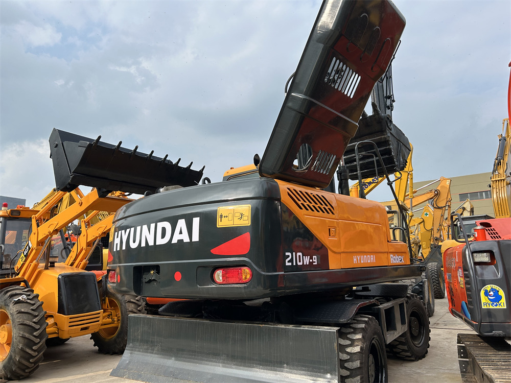 HYUNDAI R210W-9S 210W - 9 S 210W-9T - Wheel excavator: picture 1 HYUNDAI R210W-9S 210W - 9 S 210W-9T - Wheel excavator: picture 1