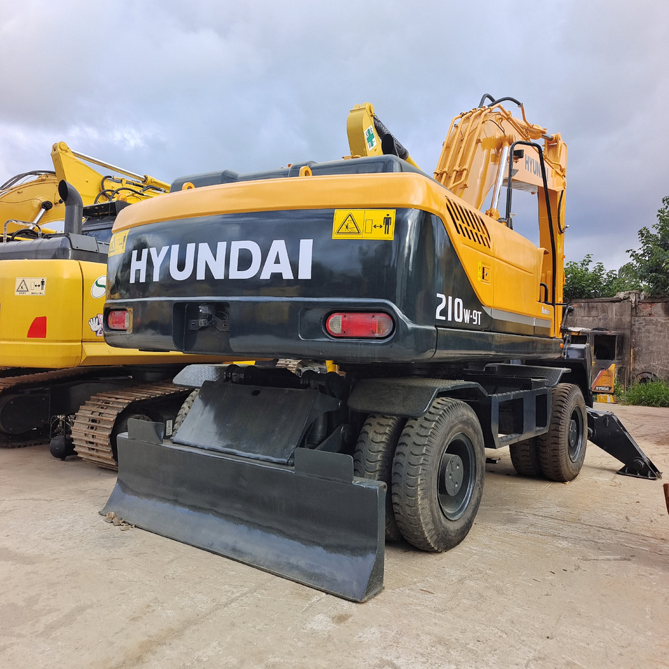 HYUNDAI ROBEX 210W-9T 210W-9 S - Wheel excavator: picture 1 HYUNDAI ROBEX 210W-9T 210W-9 S - Wheel excavator: picture 1