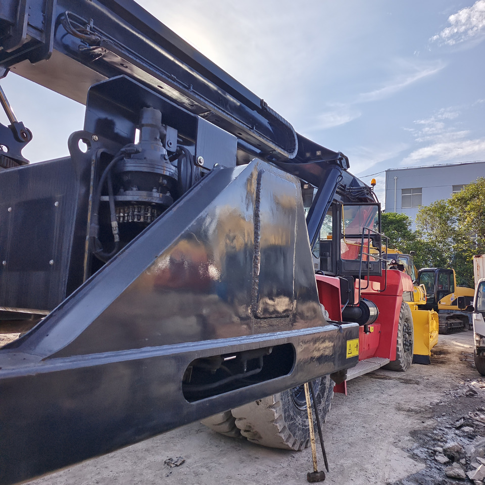 KALMAR DRT450 45 TON DRF 450 DRU450 DRD 450 - Reach stacker: picture 5 KALMAR DRT450 45 TON DRF 450 DRU450 DRD 450 - Reach stacker: picture 5