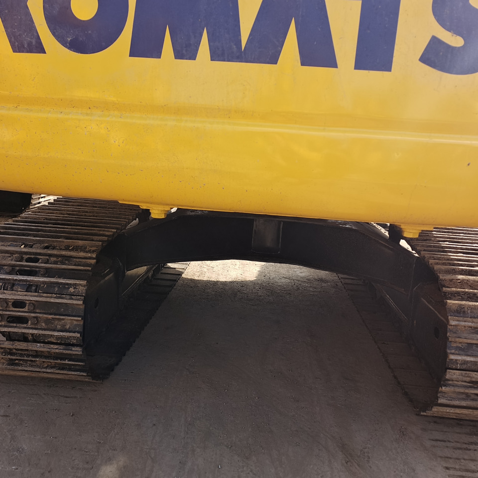 Crawler excavator KOMATSU PC200-8: picture 8