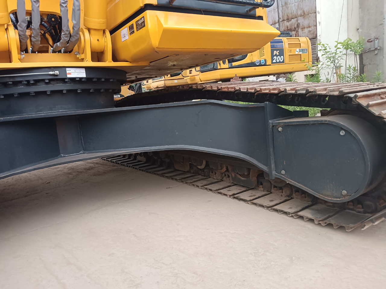 Crawler excavator KOMATSU PC240LC: picture 16