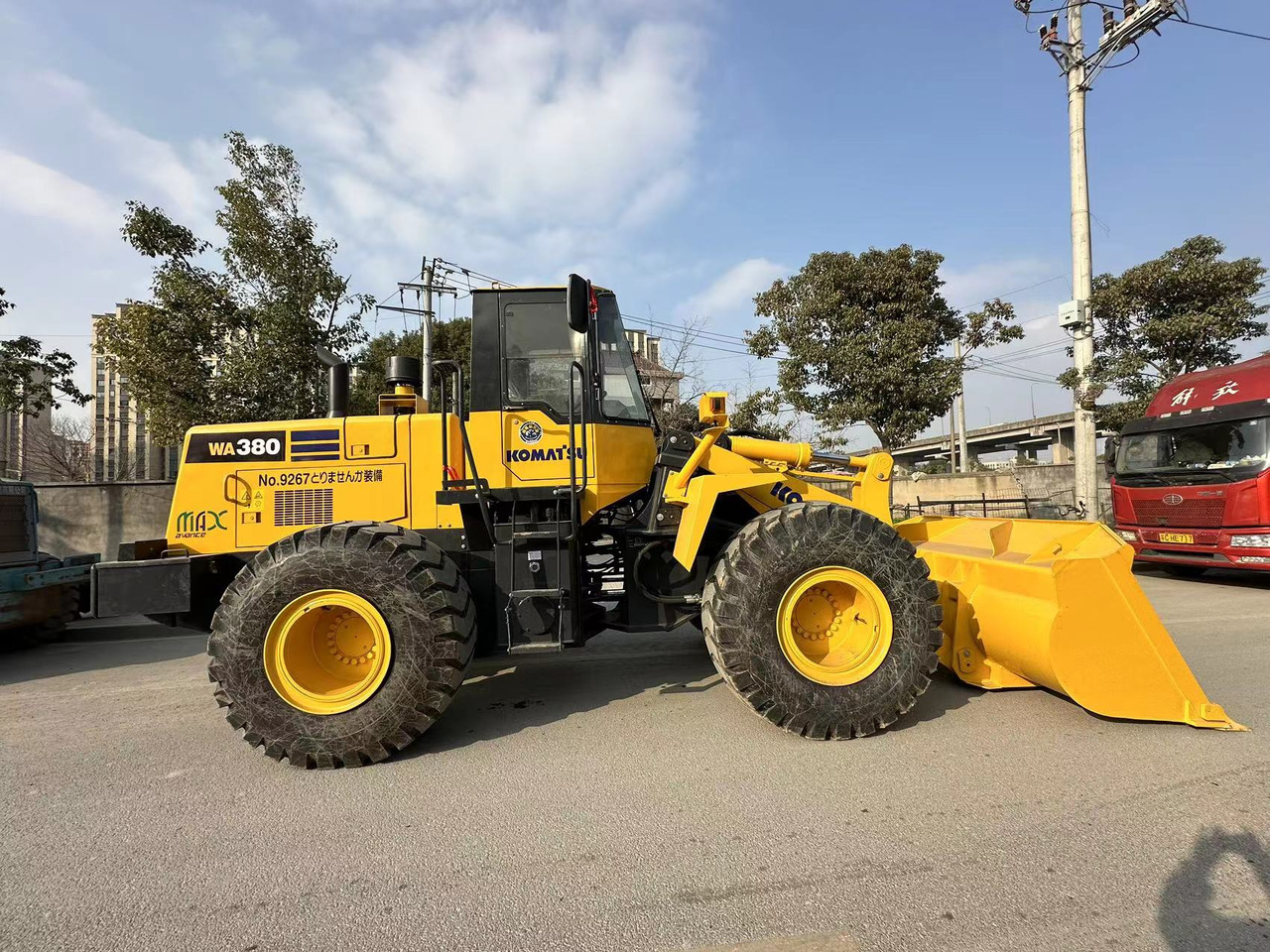 Wheel loader KOMATSU WA380: picture 9