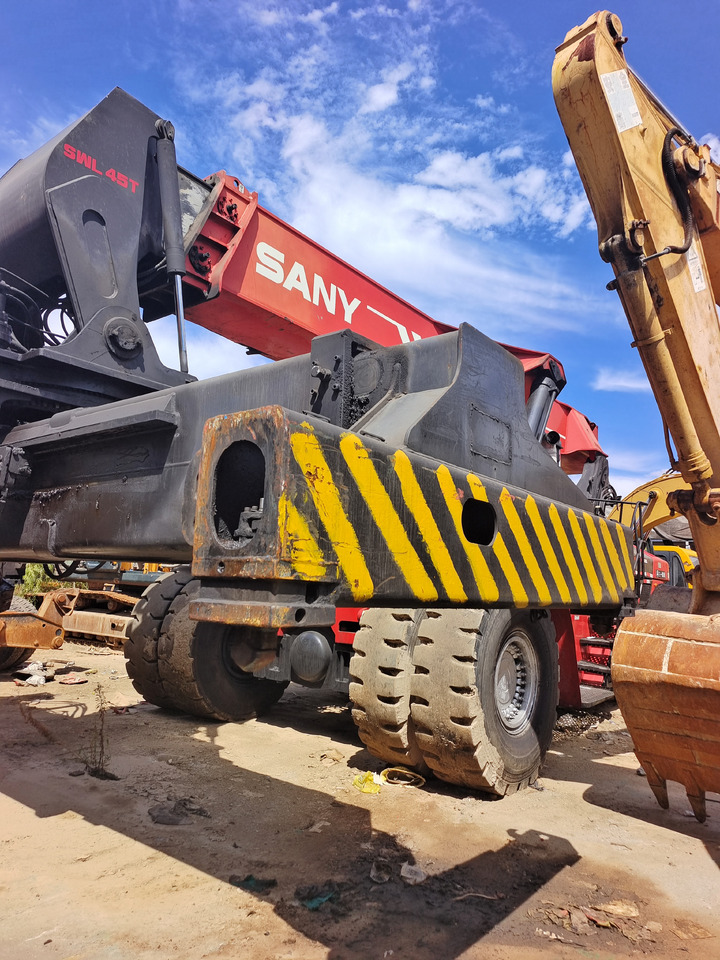 SANY SRSC 45C23 45 TON SRSC45C30 - Reach stacker: picture 3 SANY SRSC 45C23 45 TON SRSC45C30 - Reach stacker: picture 3